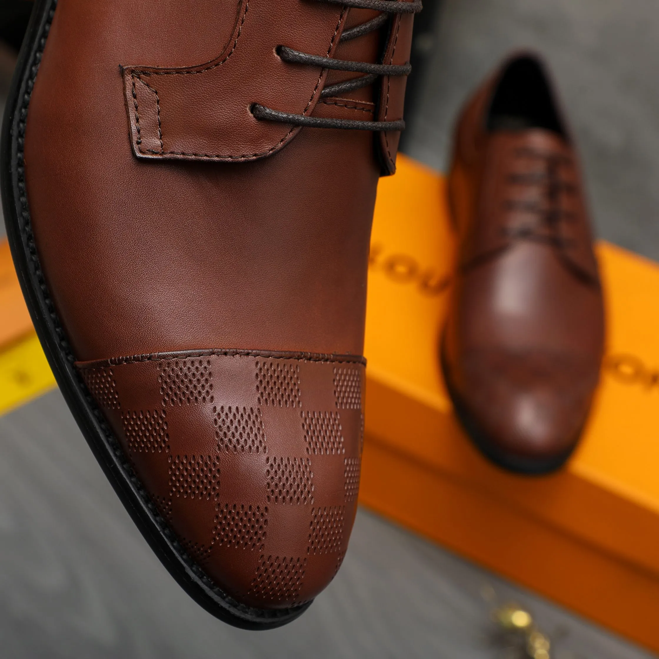 Men's shoes 💰p460 Product trademark: LV (Louis Vuitton) business lace-up leather shoes True size: 39-44 Product material: Selected cowhide stitching classic embossed upper, cowhide lining, original rubber outsole